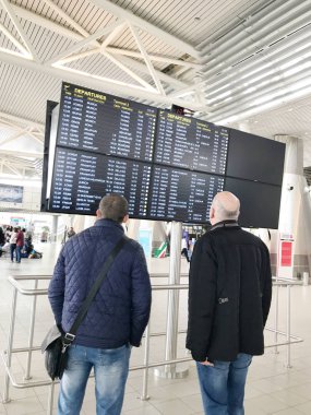 Sofia, Bulgaristan - 25 Mart 2018: Sofya Havaalanı uçuş bilgileri panosunda bakarak yolcu. 