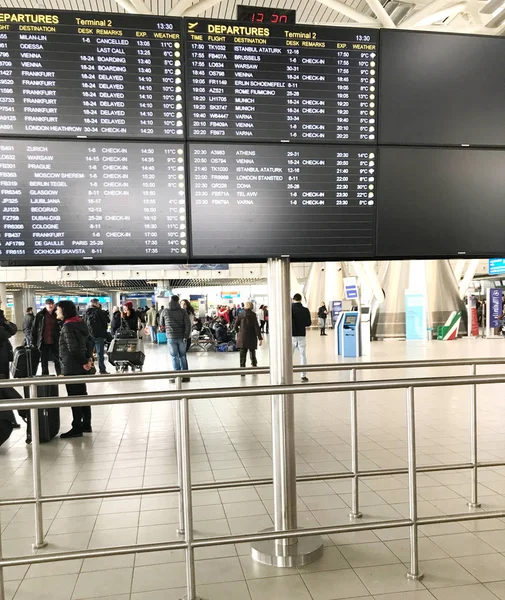 Sofia Bulgarije Maart 2018 Passagiers Kijkend Naar Vlucht Informatiebord Luchthaven — Stockfoto
