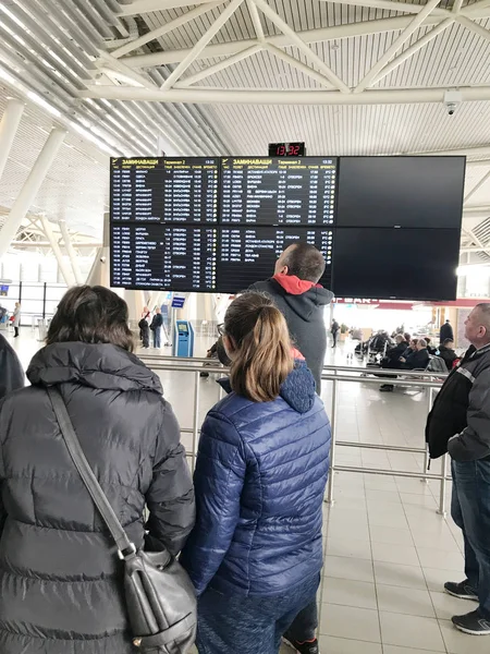 Sofia Bulgarije Maart 2018 Passagiers Kijkend Naar Vlucht Informatiebord Luchthaven — Stockfoto