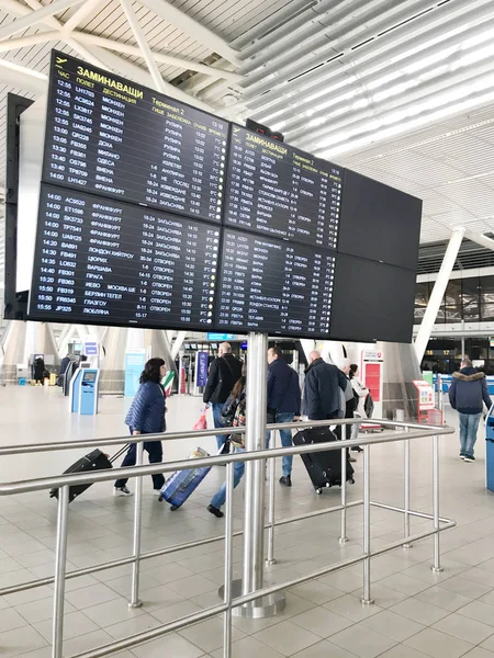 Sofía Bulgaria Marzo 2018 Pasajeros Mirando Tablero Información Vuelo Aeropuerto — Foto de Stock