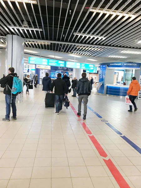 Sofía Bulgaria Marzo 2018 Pasajeros Caminando Terminal Del Aeropuerto Sofía — Foto de Stock