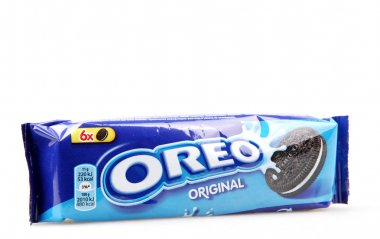 Ahyolu, Bulgaristan - 02 Nisan 2018: Oreo beyaz arka plan üzerinde izole. Oreo iki çikolata diskler arasında doldurma bir krem ile oluşan bir sandviç çerezidir.