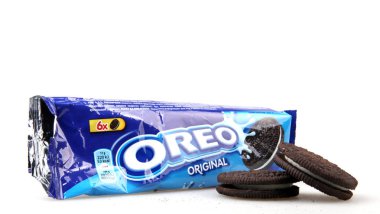 Ahyolu, Bulgaristan - 02 Nisan 2018: Oreo beyaz arka plan üzerinde izole. Oreo iki çikolata diskler arasında doldurma bir krem ile oluşan bir sandviç çerezidir.