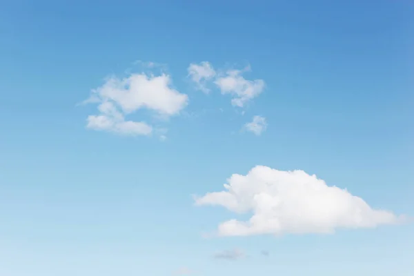 Блакитне Небо Наповнене Пухнастими Білими Хмарами — стокове фото