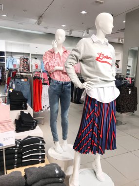 Burgas, Bulgaristan - 19 Mart 2018: Alışveriş merkezi Galleria Burgaz, işgal kadın. İlk modern alışveriş merkezi City alışveriş merkezi Galleria Burgaz olduğunu.