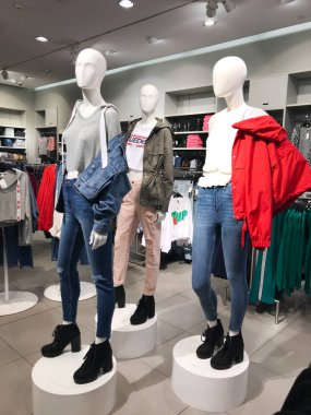 Burgas, Bulgaristan - 19 Mart 2018: Alışveriş merkezi Galleria Burgaz, işgal kadın. İlk modern alışveriş merkezi City alışveriş merkezi Galleria Burgaz olduğunu.