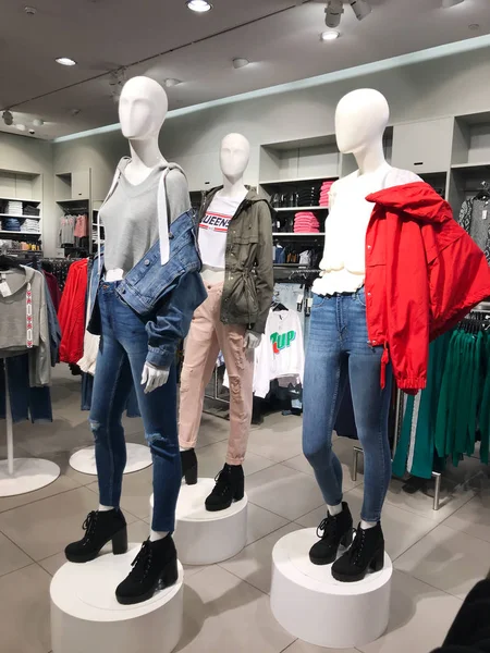 Burgas, Bulgaristan - 19 Mart 2018: Alışveriş merkezi Galleria Burgaz, işgal kadın. İlk modern alışveriş merkezi City alışveriş merkezi Galleria Burgaz olduğunu.