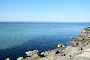 Mavi gökyüzü ve denizin sabah