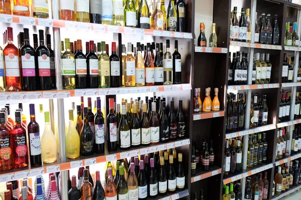 Pomorie Bulgaria Abril 2018 Botellas Vino Tienda Vinos —  Fotos de Stock