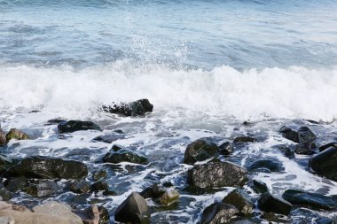 Deniz parlak güneş ışığı altında