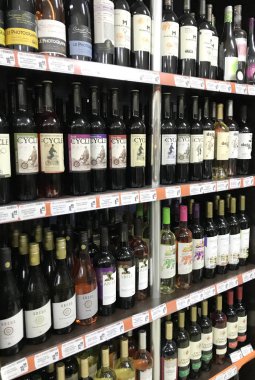 Pomorie, Bulgaristan - 14 Nisan 2018: Şarap dükkanı, şarap şişeleri.