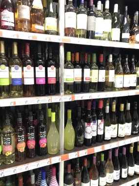 Pomorie, Bulgaristan - 14 Nisan 2018: Şarap dükkanı, şarap şişeleri.