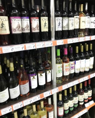 Pomorie, Bulgaristan - 14 Nisan 2018: Şarap dükkanı, şarap şişeleri.