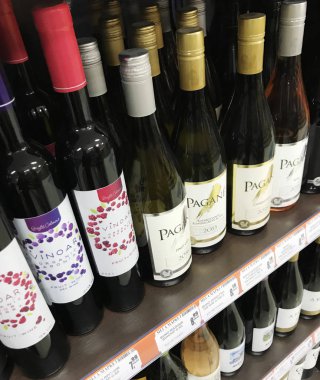 Pomorie, Bulgaristan - 14 Nisan 2018: Şarap dükkanı, şarap şişeleri.