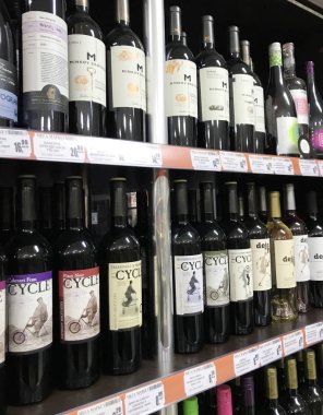 Pomorie, Bulgaristan - 14 Nisan 2018: Şarap dükkanı, şarap şişeleri.