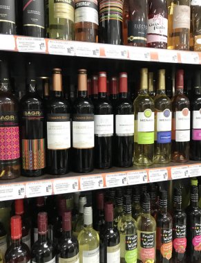 Pomorie, Bulgaristan - 14 Nisan 2018: Şarap dükkanı, şarap şişeleri.