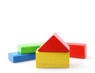 Tahta yapı taşları beyaz arkaplanda izole edildi