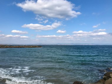 Sahil ve Deniz Parlak Günışığında