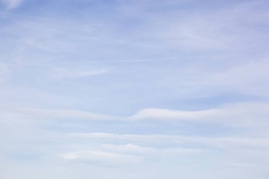 Beyaz bulutların üzerinde mavi gökyüzü çekim