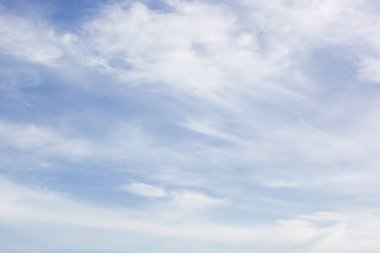 Beyaz bulutların üzerinde mavi gökyüzü çekim