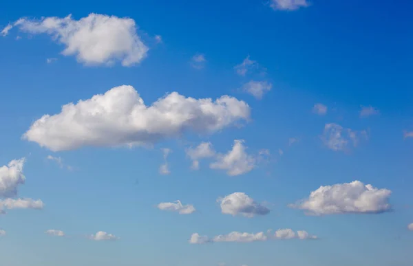 Vista Ángulo Bajo Nubes Cielo Azul —  Fotos de Stock