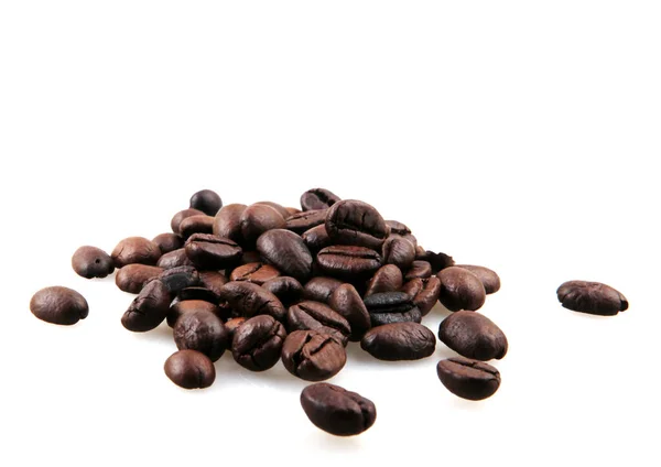 Кофе-бобы изолированы на белом — стоковое фото