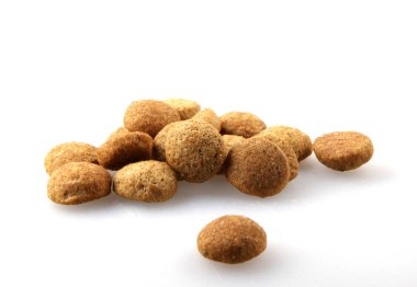 Beyaz arkaplandan izole edilmiş kuru hayvan yiyeceği