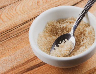 Kahverengi şeker mutfakta, kesme tahtasının üzerinde.