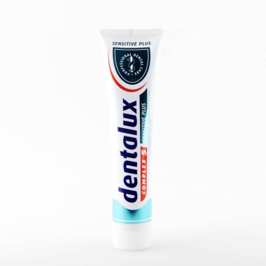 Pomorie, Bulgaristan - 07 Aralık 2019: Dentalux Kompleksi 5. Diş macunu - Hassas Plus (125 ml)