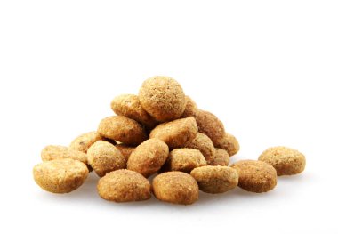 Beyaz arka planda izole edilmiş kurutulmuş evcil hayvan yiyeceği.