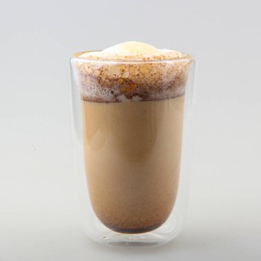 Beyaz arka planda izole edilmiş bir bardak sıcak kapuçino.