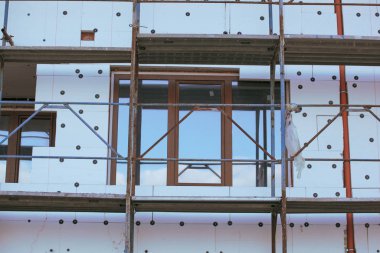 Yeni bir binayı yenileme süreci. Yeni yapı, dış duvar yalıtımı.