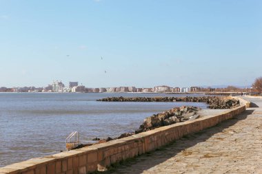 Pomorie, Bulgaristan - 09 Ocak 2020: Pomorie, Bulgaristan 'ın güneydoğusunda yer alan ve Bulgaristan' ın Karadeniz kıyısındaki Burgaz Koyu 'ndaki Dar Kayalık Yarımada' da bulunan bir kasaba ve sahil beldesi.