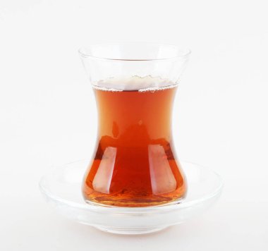 Beyaz zemin üzerinde izole Türk çay bardağı