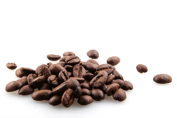 Färska Rostade Kaffebönor Isolerade Vit Bakgrund — Stockfoto