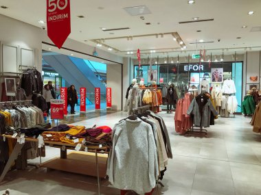 Edirne, Türkiye - 11 Ocak 2020: Margi Outlet - 45 + dükkanlı açık hava perakende merkezi, artı günlük yemek seçenekleri, bir sinema ve çocuk oyun alanı.