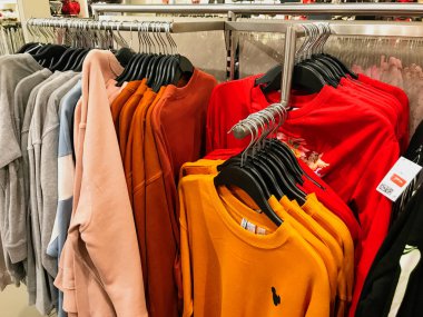 Burgaz, Bulgaristan - 18 Ocak 2020: Alışveriş Merkezi Galerisi Burgaz 'da Satılık Giysilerin En Son Koleksiyonu.