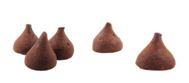 Beyaz arka planda izole edilmiş kakao tozlu çikolatalı trüf.