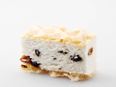 Beyaz arka planda izole edilmiş Üzümlü ve Karameli Halva