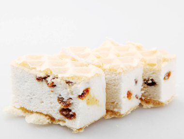 Beyaz arka planda izole edilmiş Üzümlü ve Karameli Halva