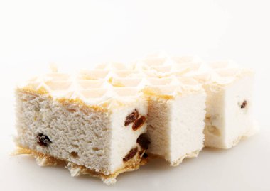 Beyaz arka planda izole edilmiş Üzümlü ve Karameli Halva