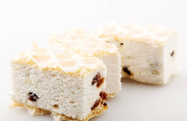 Beyaz arka planda izole edilmiş Üzümlü ve Karameli Halva