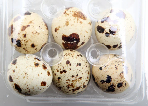 Paketteki Taze Bıldırcın Yumurtalarının Resmi