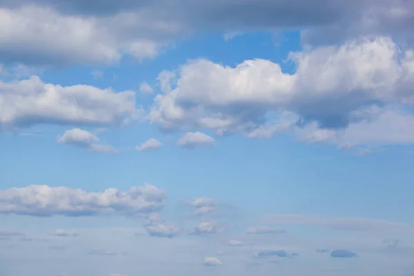 Nízký Úhel Pohledu Mraky Modré Obloze — Stock fotografie