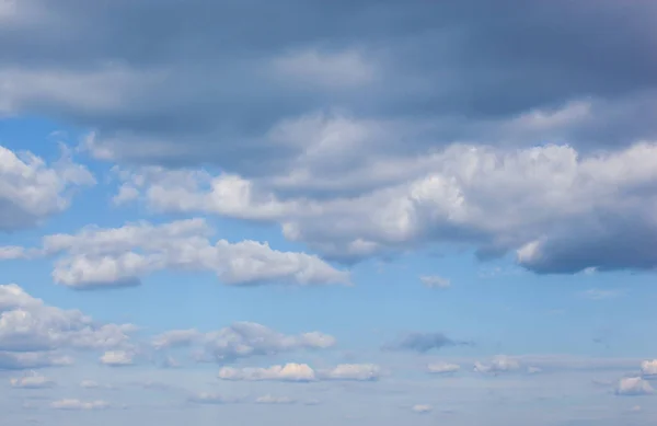 Låg Vinkel Syn Moln Blå Himmel — Stockfoto