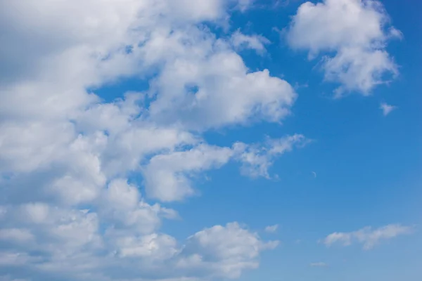 Vista Ángulo Bajo Nubes Cielo Azul —  Fotos de Stock