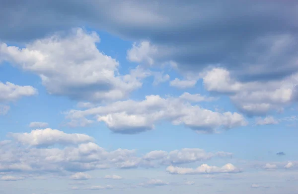 Vista Angolo Basso Delle Nuvole Nel Cielo Blu — Foto Stock