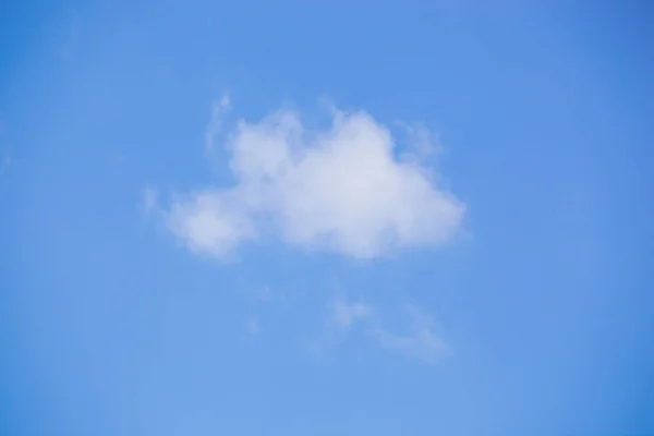 Vista Ângulo Baixo Nuvens Céu Azul — Fotografia de Stock