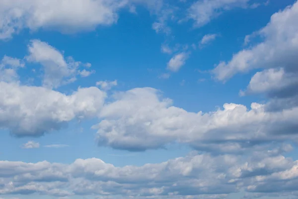 青い空の雲の低角度ビュー — ストック写真