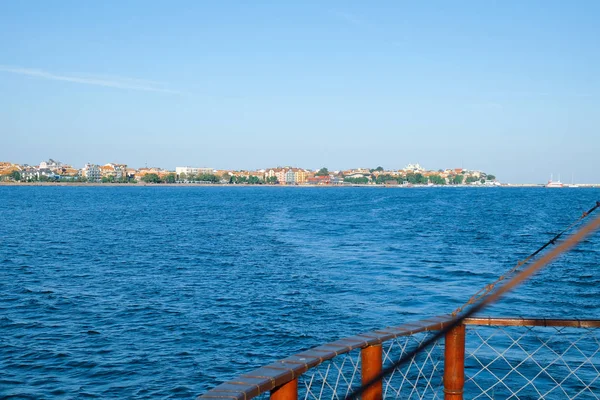 Vela Con Una Piccola Nave Crociera Vicino Alla Costa Pomorie — Foto Stock